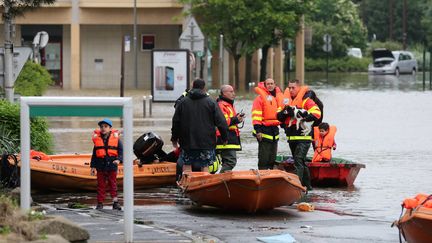 Des pompiers évacuent des habitants à Longjumeau (Essonne), le 2 juin 2016. (MAXPPP)