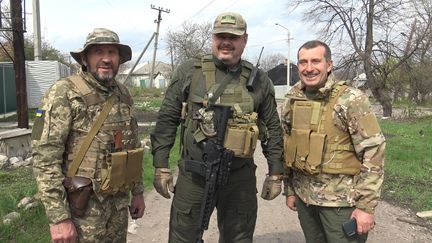 De gauche à droite Mikhaïl, Bartel et Seigueï, tous les trois&nbsp;volontaires de la défense territoriale dans la ville de&nbsp;Lyssychantsk&nbsp;. Avril 2022. (GILLES GALLINARO / RADIO FRANCE)