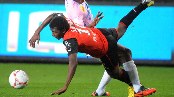 Le joueur de Rennes Sadio Diallo est d&eacute;s&eacute;quilibr&eacute; par un d&eacute;fenseur d'Evian, lors du match Rennes-Evian, le 24 novembre 2012.&nbsp; (JEAN-FRANCOIS MONIER / AFP)