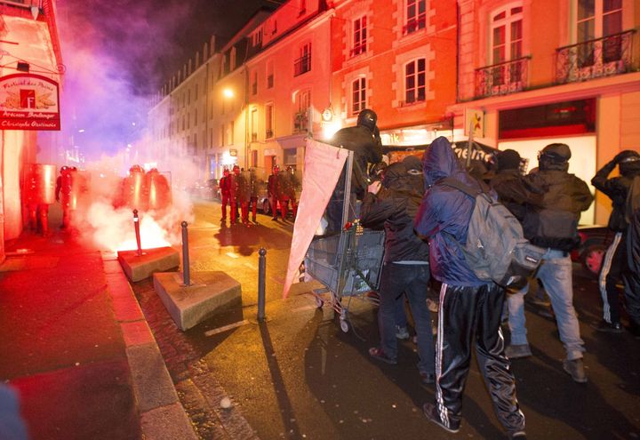 Des manifestants antifascistes affrontent les forces de l'ordre en marge d'un meeting du FN Front National &agrave; Rennes (Ille-et-Vilaine), le 8 f&eacute;vrier 2014. (  MAXPPP)