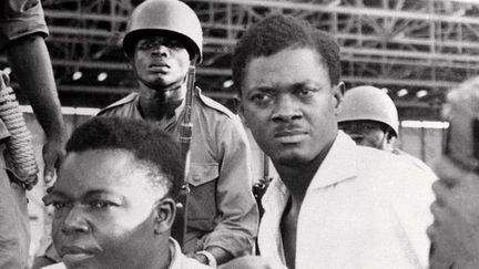 Patrice Lumumba (à droite en chemise blanche) lors de son arrestation avec ses compagnons en décembre 1960 à Léopoldville (actuelle Kinshasa). Il a été assassiné le 17 janvier 1961. (Photo AFP)