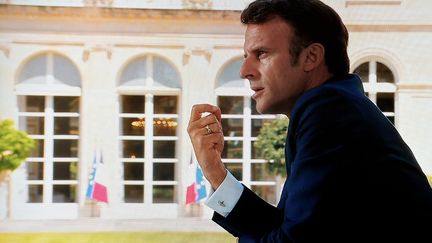 Emmanuel Macron lors de l'interview présidentielle dans les jardins de l'Elysée, le 14 juillet 2022.
 (LUDOVIC MARIN / AFP)