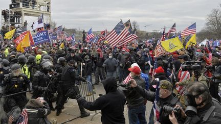 Des supporters de Donald Trump envahissent le Capitole, le 6 janvier 2021 à Washington (Etats-Unis). (JOSEPH PREZIOSO / AFP)