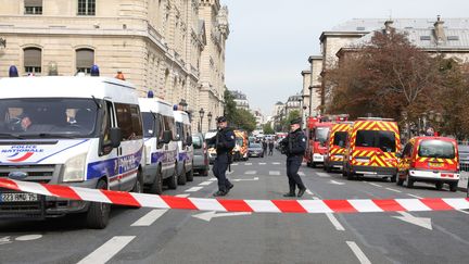 Des forces de l'ordre montent la garde devant la préfecture de police de Paris, le 3 octobre 2019. (MAXPPP)