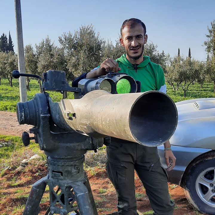 Suheil Hammoud pose avec son lance-missile BGM-71. (AURELIEN COLLY / RADIO FRANCE)