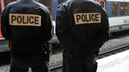 Des policiers sur un quai de la ligne B du RER, &agrave; Denfert-Rochereau &agrave; Paris, le 3 f&eacute;vrier 2009. (FRANCETV INFO)