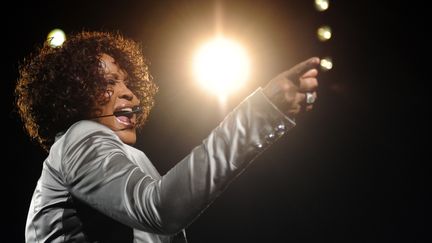 La chanteuse Whitney Houston donne un concert &agrave; Oberhausen (Allemagne), le 26 mai 2010. (STEFFI LOOS / AFP PHOTO)