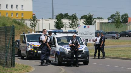 Des policiers devant la prison de Réau le 1er juillet 2018, peu après l'évasion par hélicoptère de Redoine Faïd. (PHOTOPQR/LE PARISIEN/MAXPPP)