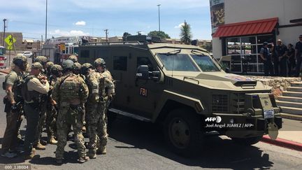 Des militaires américains interviennent après une fusillade survenue dans la ville d'El Paso (Etats-Unis), le 3 août 2019. (JOEL ANGEL JUAREZ / AFP)