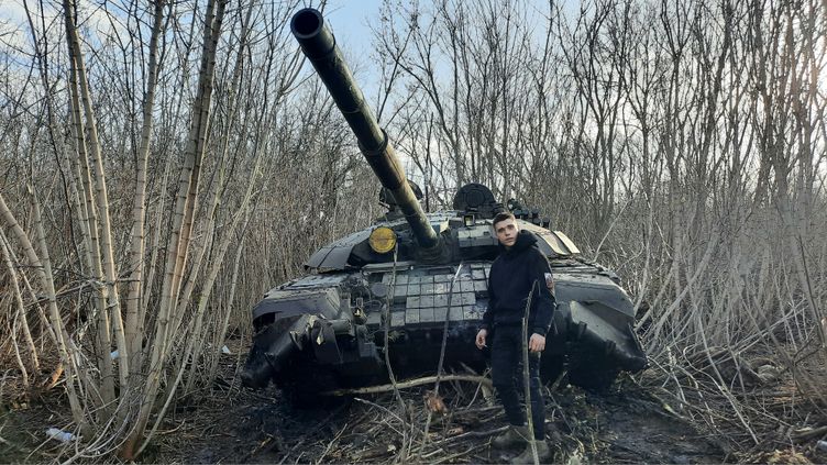 Maxim, a Ukrainian soldier, is proud "His" Battle tank, modernized Soviet T-72.  (Gilles Gallinaro / RadioFrance)