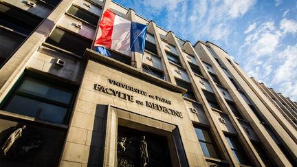 La façade de la faculté de médecine de l'université René-Descartes, dans la rue des Saints-Pères, à Paris. (GARO / PHANIE / AFP)