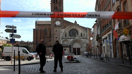 Les forces de l'ordre&nbsp;à l'entrée de la cathédrale Saint-Étienne à Toulouse (Haute-Garonne),&nbsp;le 8 avril 2022, après l'évacuation de la cathédrale suite à la découverte d'un colis suspect. (MATTHIEU RONDEL / AFP)