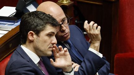 Eric Ciotti, le président des Républicains, parle avec le député Aurélien Pradié alors qu'ils siègent à l'Assemblée nationale, à Paris, le 14 février 2023. (LUDOVIC MARIN / AFP)