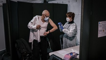 Un patient reçoit une dose de vaccin contre le Covid-19 au Palais des sports de Lyon, le jeudi 14 janvier 2021. (JEAN-PHILIPPE KSIAZEK / AFP)