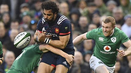 L'ailier du XV de France Yohann Huget taclé par un joueur irlandais lors d'un match du Tournoi des six nations, le 25 février 2017 à Dublin. (FRANCK FIFE / AFP)