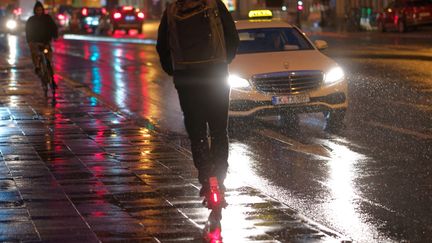 Un usager de trottinette électrique à Cologne, en Allemagne, le 15 octobre 2019. (HENNING KAISER / DPA / AFP)