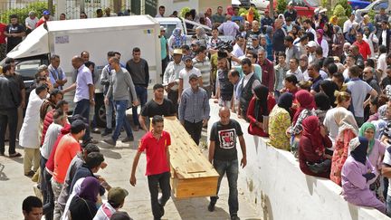 Les dépouilles de certaines des victimes du naufrage du 3 juin sont remises à leurs proches à Sfax (Tunisie). (SOFIENE HAMDAOUI / AFP)