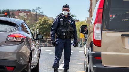 Un policier lors d'un contrôle du respect du confinement à Toulouse (Haute-Garonne), le 8 avril 20202. (FREDERIC SCHEIBER / HANS LUCAS / AFP)