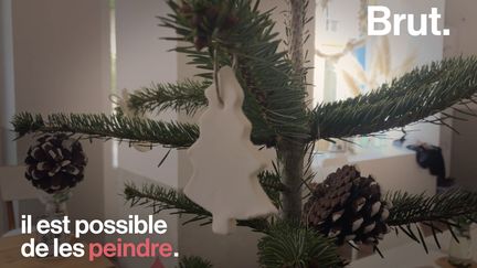 Oui, on peut remplacer la neige artificielle, les guirlandes et les boules en plastique par des décorations plus écolos et tout aussi festives.