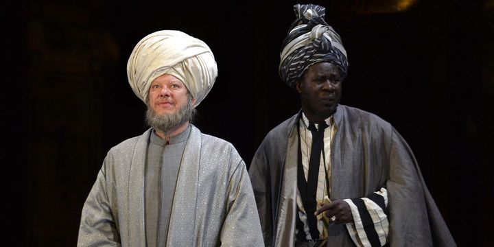 Thierry Hancisse et Bakary Sangare, de la Comédie française, interprètent "Rituel pour une métamorphose" de Saadallah Wannous
 (GERARD JULIEN / AFP)