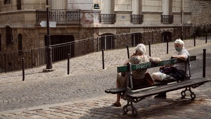 Des personnes âgées portant des masques dans le quartier de Montmartre, à Paris, le 25 avril 2020.&nbsp; (CLAIRE-LISE HAVET / HANS LUCAS / AFP)