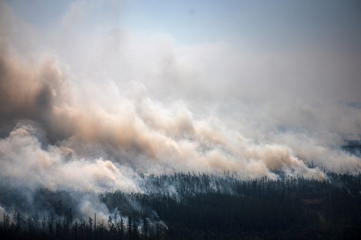 Des feux de forêt à Berdigestyakh, dans la République de Sakha (Russie), le 27 juillet 2021. (DIMITAR DILKOFF / AFP)