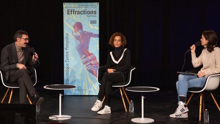 Pierre Coutelle, Librairie Mollat (à gauche), Leila Slimani, romancière et scénariste, Sonia Deschamps, co-directrice du Festival international de bande dessinée d'Angoulême, le 11 février 2021 lors de l'enregistrement de la table ronde&nbsp;"Bande dessinée et documentaire : le réel en images" (HERVE VERONESE)