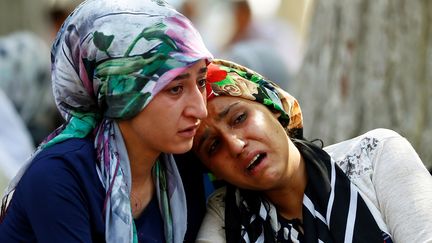  (Scène de douleur après un attentat à la bombe visant un mariage à Gaziantep, une ville du sud-est du pays, proche de la frontière syrienne, et qui a fait au moins 50 morts © REUTERS/Osman Orsal)