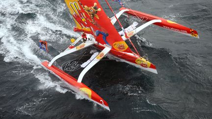 Le catamaran de Franck Escoffier et Erwan Leroux qui ont remport&eacute; la Transat Jacques Vabre en 2009, photographi&eacute; le 3 octobre 2009 pr&egrave;s des c&ocirc;tes britanniques. (MARCEL MOCHET / AFP)