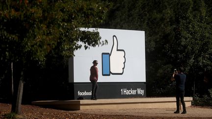 Un signe "pouce levé" devant le siège de Facebook, à Menlo Park, en Californie, le 1er novembre 2017. (JUSTIN SULLIVAN / GETTY IMAGES NORTH AMERICA)