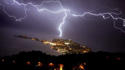 Un orage au-dessus de Saint-Jean-Cap-Ferrat (Alpes-Maritimes), le 8 janvier 2018. (MAXPPP)