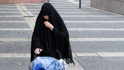 Souad Merah lors de son arriv&eacute;e dans un commissariat de Toulouse (Haute-Garonne), le 19 d&eacute;cembre. (PASCAL PAVANI / AFP)