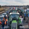 Des tracteurs bloquent l'A6 au niveau de Villabé (Essonne), le 29 janvier 2024. (FABIEN MAGNENOU / FRANCEINFO)