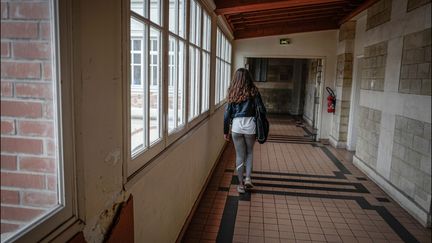 Une lycéenne dans les couloirs de son établissement scolaire. Photo d'illustration. (LUC NOBOUT / MAXPPP)