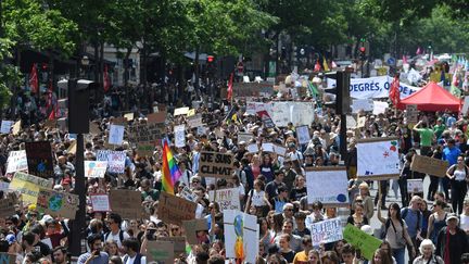 Des jeunes manifestent pour lutter contre le réchauffement climatique, le 24 mai 2019 à Paris. (ALAIN JOCARD / AFP)