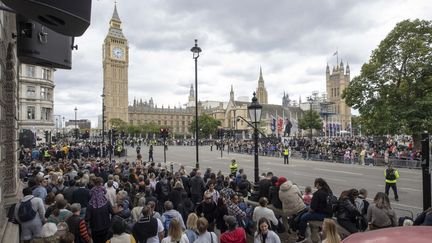 Des milliers de personnes font la queue pour se recueillir auprès du cercueil de la reine Elizabeth II, à Londres, le 18 septembre 2022. (RASID NECATI ASLIM / ANADOLU AGENCY / AFP)