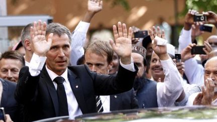 Le Premier ministre norvégien salue la foule après une cérémonie d'obsèques à Oslo, le 29 juillet 2012. (AFP)