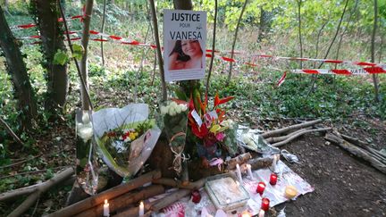 Deux cents personnes sont venues rendre hommage à Vanesa Campos, tuée au bois de Boulogne. (SIMON DE FAUCOMPRET / RADIO FRANCE)