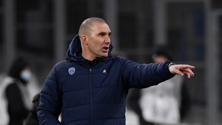 Laurent Batlles, ici sur le banc de Troyes au stade Vélodrome de Marseille, le 28 novembre 2021, a mal débuté avec Saint-Etienne face à Dijon. (NICOLAS TUCAT / AFP)