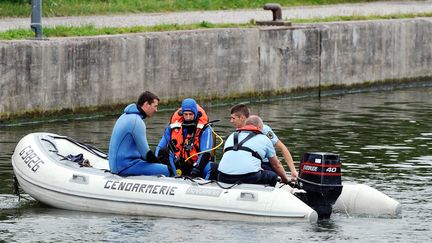 Des gendarmes sur le canal de la De&ucirc;le, &agrave; Lille (Nord), le 17 ao&ucirc;t 2013, o&ugrave; le corps d'une fillette a &eacute;t&eacute; retrouv&eacute;. (PHILIPPE HUGUEN / AFP)