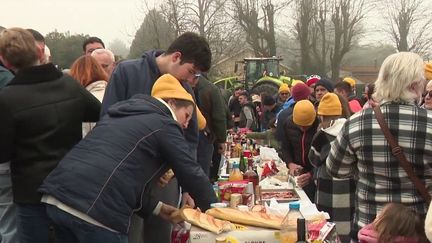 Après deux semaines, les derniers barrages des agriculteurs ont été évacués par les forces de l’ordre dans la matinée du samedi 3 février. L’opération a été menée dans le calme. (franceinfo)