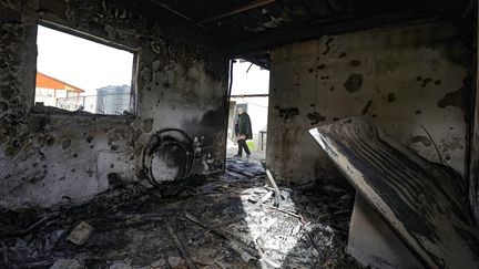 Une femme regarde la destruction d'un bâtiment après une incursion israélienne dans la ville de Jénine, en Cisjordanie occupée, le 26 novembre 2023. (ZAIN JAAFAR / AFP)