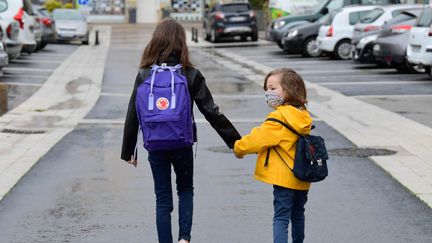 Des élèves sur le chemin de l'école (illustration) (RICHARD BRUNEL / MAXPPP)