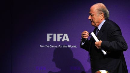 Le pr&eacute;sident de la Fifa, Sepp Blatter, quitte une conf&eacute;rence de presse, le 19 novembre 2010, &agrave; Zurich (Suisse). (FABRICE COFFRINI / AFP)