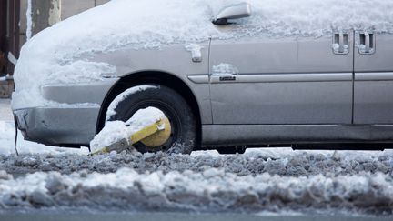 Une voiture sous la neige à Paris, en février 2018. (PHOTO12 / GILLES TARGAT / AFP)