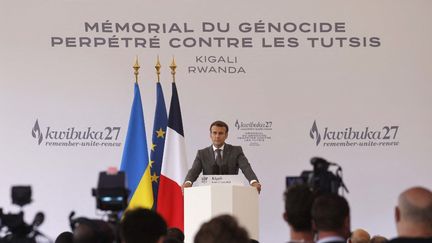 Le chef de l'Etat, Emmanuel Macron, lors d'un discours au mémorial du génocide, le 27 mai 2021 à Kigali (Rwanda). (LUDOVIC MARIN / AFP)
