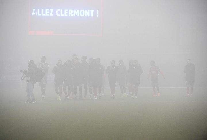 Le match entre Clermont et Stasbourg du 22 décembre 2021 a été reporté à cause d'un épais brouillard. (JEAN-PHILIPPE KSIAZEK / AFP)