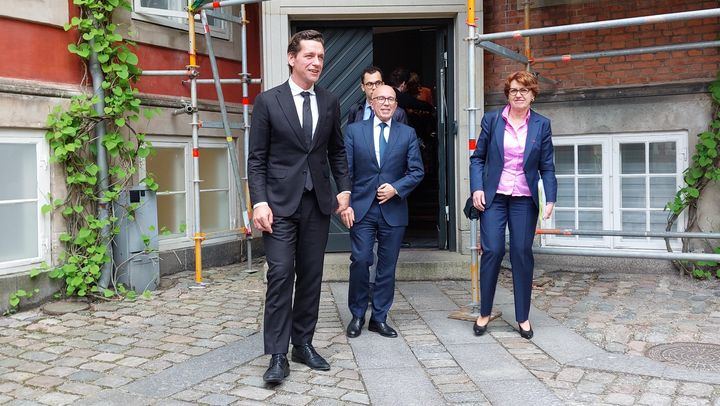 Le ministre danois de l'Immigration Kaare Dybvad Bek (à gauche), le président du parti Les Républicains Éric Ciotti (au centre), au centre d'accueil Sandholm (Danemark), le 24 mai 2023. (AUDREY TISON / FRANCE INFO)