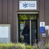 Un homme entre dans une agence France Travail à Dammarie-les-Lys (Seine-et-Marne), le 23 avril 2024. (GEOFFROY VAN DER HASSELT / AFP)