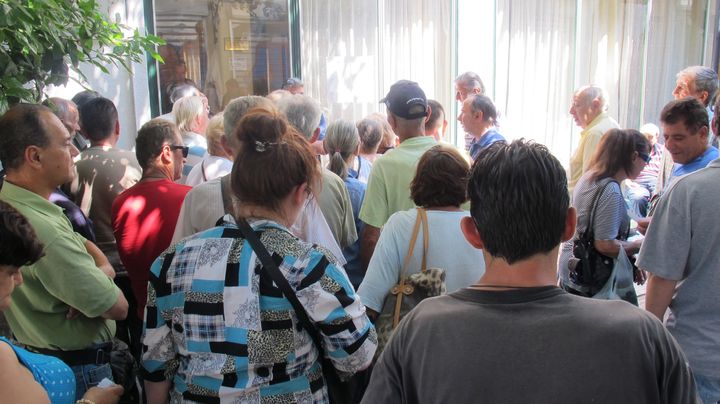 Des b&eacute;n&eacute;voles pr&eacute;parent des repas pour la soupe populaire au centre Galini, &agrave; Ath&egrave;nes (Gr&egrave;ce), le 14 juillet 2015. (ARIANE NICOLAS / FRANCETV INFO)